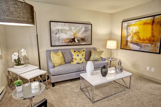Studio apartment at Colonial Square Apartments in Bellevue, WA